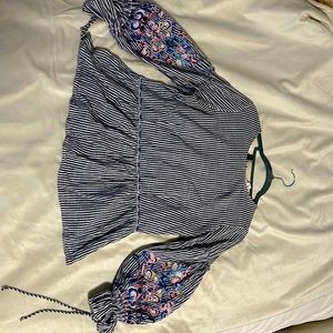 Cute top with embroidered puffed sleeves. Perfect for work!